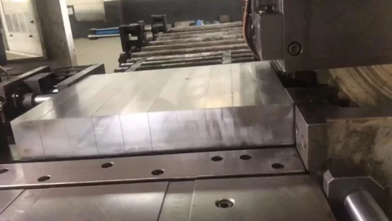 Lotto di piccole parti meccaniche Fustellatura di materiale grezzo Lama per sega circolare Fresatura Tavolo da taglio Pannelli per fasce Router Macchine utensili CNC Segatrice per GKL610